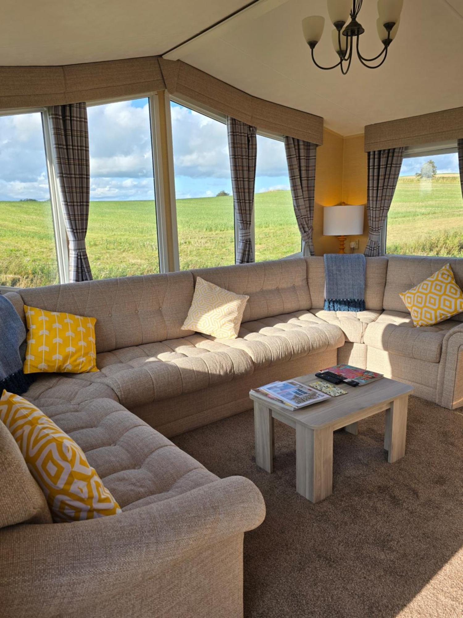Caravan E6, The Miron Campsite